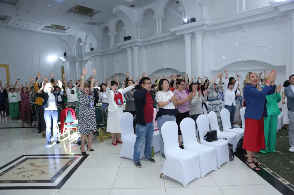 Зал форума ZHANAT во время выступления