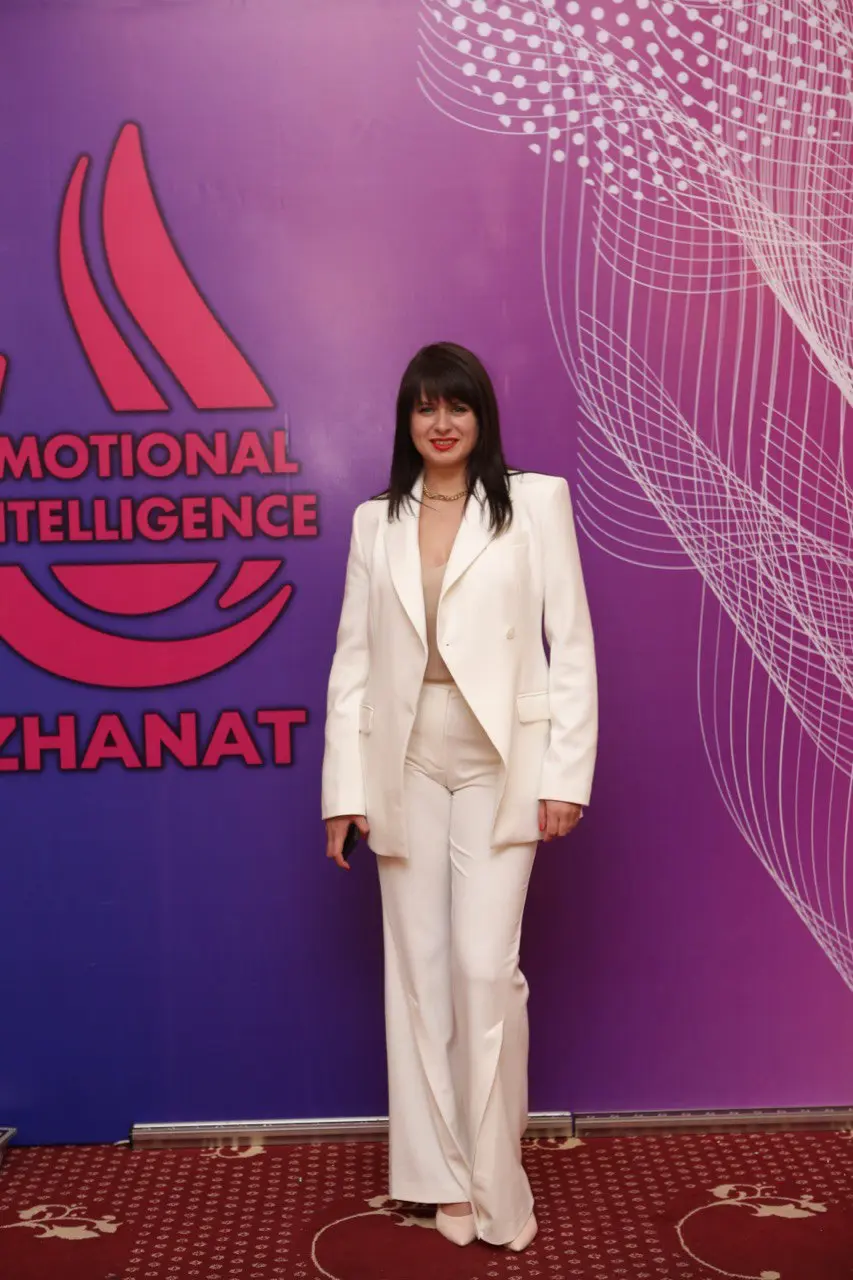 Виктория Найденова у баннера Emotional Intelligence ZHANAT